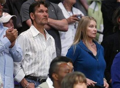 El actor estadounidense Patrick Swayze, que recientemente ha confesado públicamente que sufre un grave cáncer de páncreas, se entretiene junto a su mujer viendo el partido de baloncesto entre Los ángeles Lakers y los San Antonio Spurs