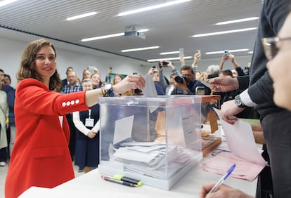 La presidenta de la Comunidad de Madrid, Isabel Díaz Ayuso, vota en el Colegio La Inmaculada-Marillac, en Madrid.