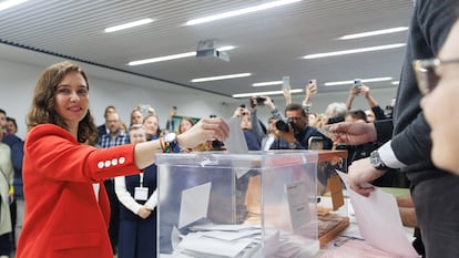 La presidenta de la Comunidad de Madrid, Isabel Díaz Ayuso, vota en el Colegio La Inmaculada-Marillac, en Madrid.