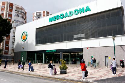 Personas hacen cola ante un supermercado en Málaga.