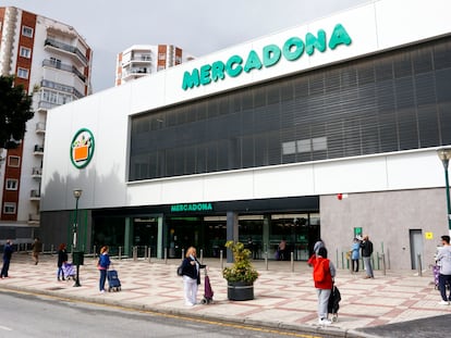 Personas hacen cola ante un supermercado en Málaga.