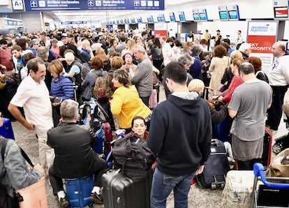 Pasajeros atrapados en Aeroparque, el aeropuerto metropolitano de Buenos Aires.