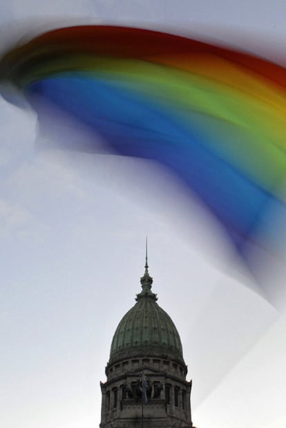 Una bandera arcoiris ondea sobre el Senado argentino.
