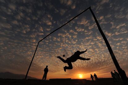 Unos muchachos afganos juegan al fútbol en Mazar-i-Shaif. El fútbol es uno de los deportes más populares en el país aunque se practica en terrenos polvorientos y pedregosos más que sobre césped.