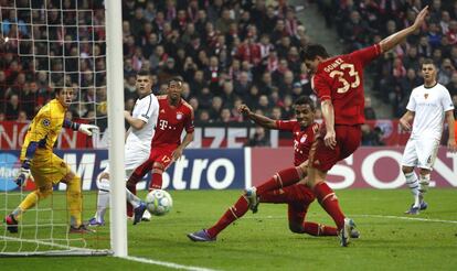 El Bayern se dio un festín ante el Basilea, que había dejado fuera de los cruces al Manchester United. La sorprendente derrota en la ida (1-0) la enmendaron los bávaros con un 7-0 en Múnich. En la imagen, Mario Gómez anota uno de los goles.