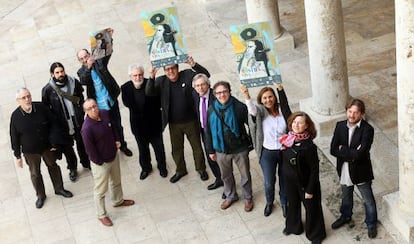 Organizadores y coordinadores de Mostra Viva en La Nau, con el cartel dise&ntilde;ado por Jos&eacute; Morea.  