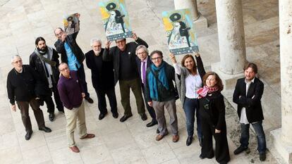 Organizadores y coordinadores de Mostra Viva en La Nau, con el cartel diseñado por José Morea.