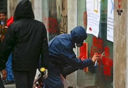 Manifestantes hacen pintadas en los locales en contra del primer ministro, Matteo Renzi, quien había declarado sobre la Expo: “Parecía imposible, pero hemos vencido la apuesta. Hace un año, cuando heredamos retrasos y escándalos, parecía imposible, pero nunca prestamos oídos a aquellos que decían no lo conseguiréis jamás. Italia se va a vestir de orgullo y de belleza frente al mundo, porque la Expo no será solo una fiesta, sino una gigantesca ocasión para que Italia reflexione sobre sí misma y acepte el desafío del futuro”.