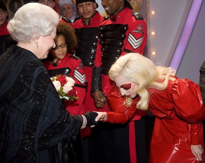 La cantante Lady Gaga saluda a la reina Isabel II, tras una actuación en el Royal Variety Performance, el 7 de diciembre de 2009.
