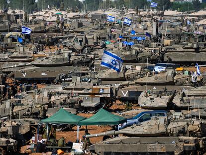 Soldados israelíes maniobraban este miércoles con blindados cerca de la frontera entre Israel y Gaza.