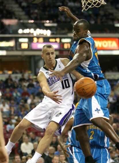 Sergio Rodríguez pugna por el balón con Okafor.