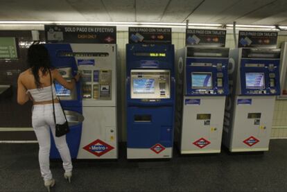 Una mujer saca un billete en las taquillas de la parada de Sáinz de Baranda.