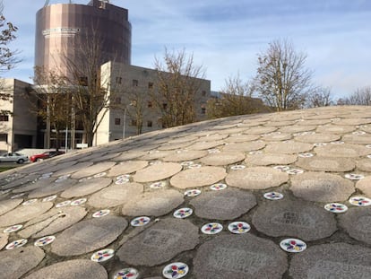 Unveiled in 2000, this memorial in Vitoria features the names of every person killed by ETA. The problem is that they can hardly be read. Located at the entrance to the Basque capital, it consists of a concrete mound covered with more than 900 tiles bearing the logo of COVITE, an organization representing a Basque association of terrorism victims, writes Pedro Gorospe.