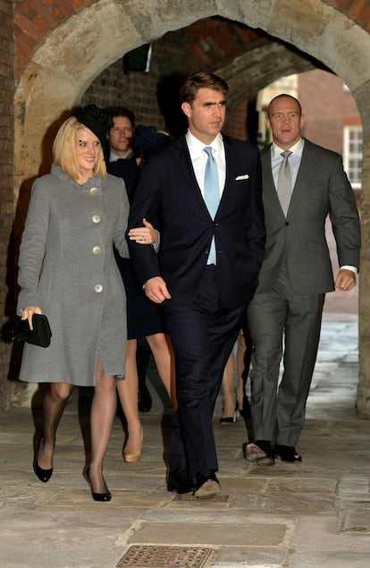 Oliver Baker, otro de los siete padrinos del príncipe Jorge, llega a la capilla acompañado de su pareja, Mel.