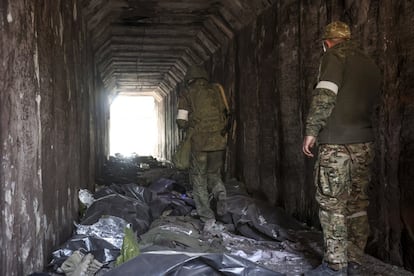 Los militares de la milicia de la República Popular de Donetsk observan los cuerpos de los soldados ucranianos colocados en bolsas de plástico en un túnel, parte de la planta metalúrgica Illich Iron & Steel Works. Al menos un millar de civiles, sobre todo mujeres, niños y personas mayores, se encuentran en los refugios subterráneos de la planta, según las autoridades locales.