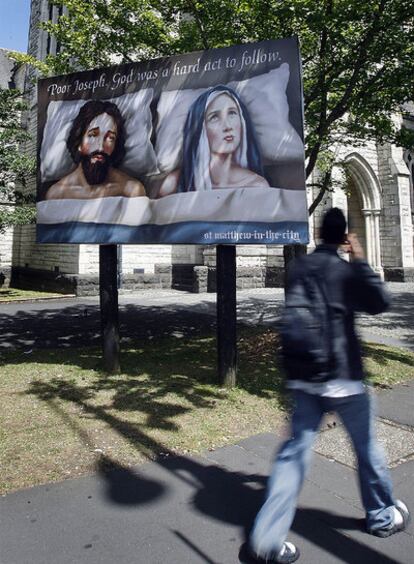 Un hombre pasa junto al cartel en la iglesia de St. Matthew's.