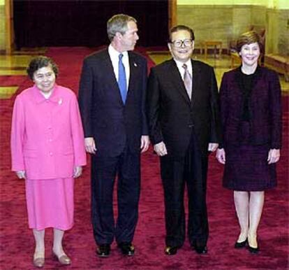 George Bush y Jiang Zemin posan junto a sus respectivas esposas a la llegada de Bush a China.