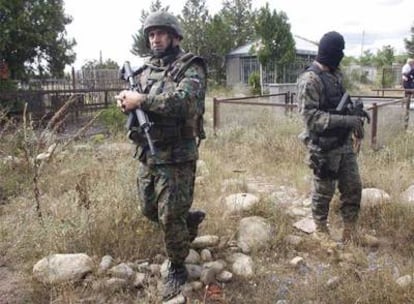Soldados de las fuerzas de pacificación de Georgia patrullan en un pueblo de la frontera con Osetia del Sur.