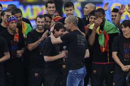 Guardiola, junto a Messi y otros jugadores del Barcelona, durante la celebración del Camp Nou.