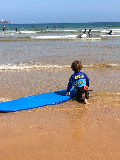 El Pequesurf, campamento organizado por el Ayuntamiento para el primer contacto de los más pequeños con las olas.