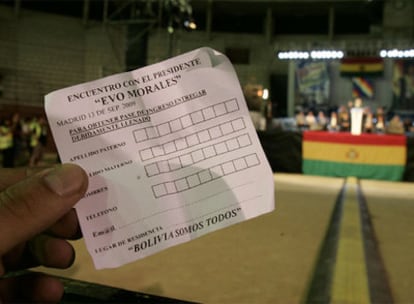 Una de las papeletas que se repartían a la entrada al acto de Evo Morales en Leganés
