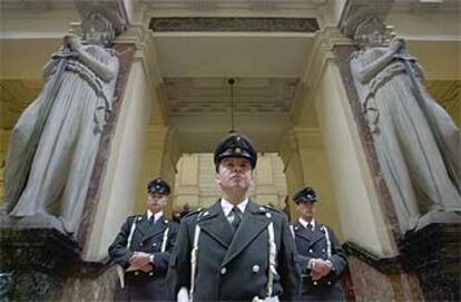 Varios carabineros hacen guardia frente al Tribunal Supremo de Chile.