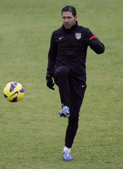 Simeone se dispone a controlar el balón durante el entrenamiento.