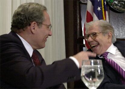 Woodward (izquierda) y Bernstein, en el trigésimo aniversario del <i>caso Watergate,</i> en junio de 2002.