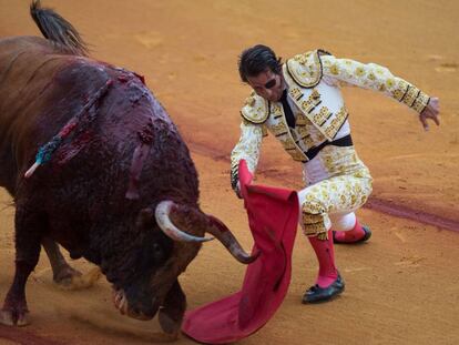 Juan José Padilla da un pase en la corrida de esta noche en La Maestranza.