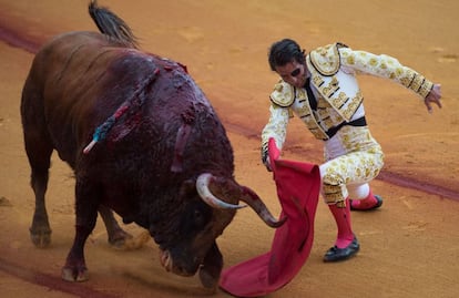 Juan José Padilla da un pase en la corrida de esta noche en La Maestranza.