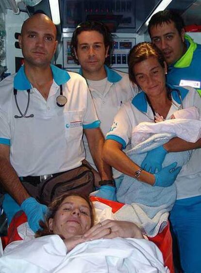 La mujer y la niña posan con el equipo médico.