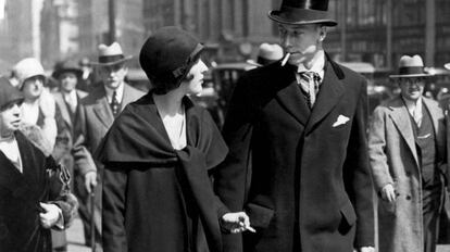 Uma mulher exibe sua &ldquo;tocha da liberdade&rdquo; em nova York, em 1928, em uma a&ccedil;&atilde;o organizada por Bernays para a American Tobacco Company