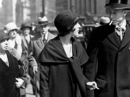 Uma mulher exibe sua &ldquo;tocha da liberdade&rdquo; em nova York, em 1928, em uma a&ccedil;&atilde;o organizada por Bernays para a American Tobacco Company