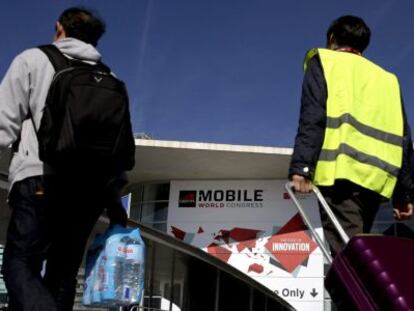 Visitantes ante la entrada principal de la Feria de Barcelona, que está ya lista para acoger una nueva edición del Congreso Mundial de Móviles.