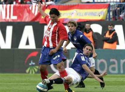 Agüero intenta llevarse la pelota ante Isidoro y Rivera.