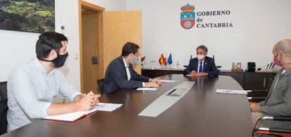 El presidente de Cantabria, Miguel Ángel Revilla, con representantes de la Asociación de Empresas de Ocio Nocturno de Cantabria, este martes.