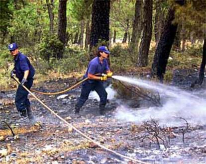 Dos bomberos actúan sobre el incendio de Cazorla.