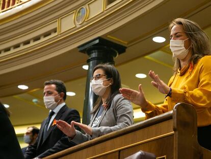 Diputados de la oposición protestan para rechazar la tramitación de conocida como 'Ley Celaá' durante una sesión plenaria en el Congreso.