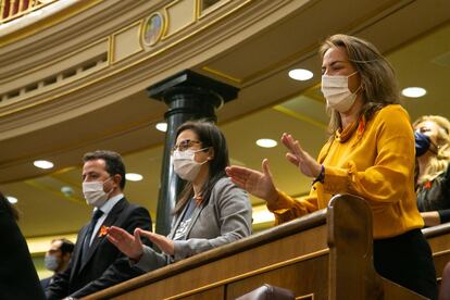 Diputados de la oposición protestan para rechazar la tramitación de conocida como 'Ley Celaá' durante una sesión plenaria en el Congreso.