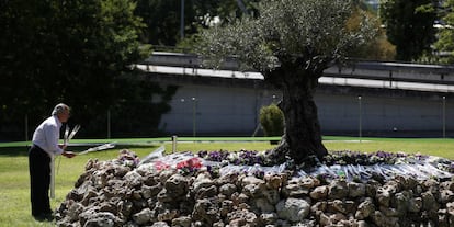 DVD.910 (20-08-18). Madrid. Aeropuerto de Barajas, Terminal dos. Pilar Vera, presidenta de la asociaci—n AVJK5022, preside el honenaje a las victimas del accidente del avi—n de Spanair de Agosto de 2008. Le acompa–an como autoridades pol’ticas Jose Luis Avalos, Ministro de Fomento y Pablo Casado, Presidente del PP. © LUIS SEVILLANO.