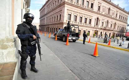  Polic&iacute;as federales en el Palacio de Gobierno de Saltillo.
