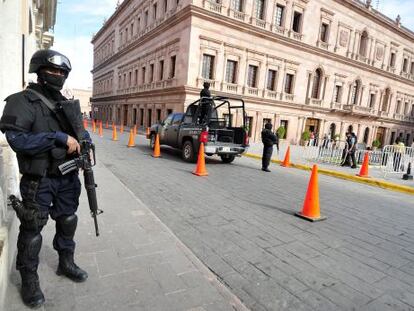 Policías federales en el Palacio de Gobierno de Saltillo.