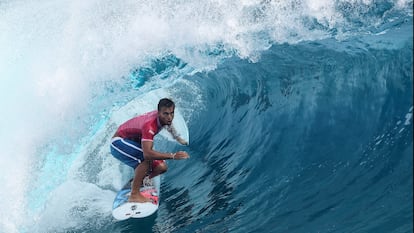Kauli Vaast en acción durante la final de surf en los Juegos Olímpicos