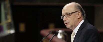 El ministro de Hacienda, Cristóbal Montoro, durante su intervención en el Congreso.