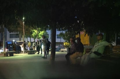 Las furgonetas cargan al alba temporeros en una plaza de Lleida parar llevarlos a los campos de frutas.