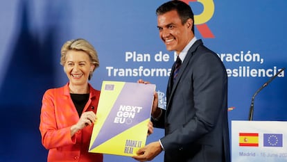 El presidente del Gobierno, Pedro Sánchez,con la presidenta de la Comisión Europea, Ursula von der Leyen, tras visitar el Centro de Control Eléctrico.