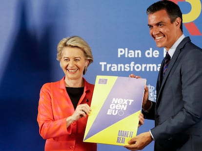 El presidente del Gobierno, Pedro Sánchez,con la presidenta de la Comisión Europea, Ursula von der Leyen, tras visitar el Centro de Control Eléctrico.