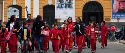 Ni&ntilde;os estudiantes en la Plaza de Armas en Lima