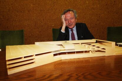 Rafael Moneo junto a la maqueta de la futura estación del Ave de Granada, en 2010.