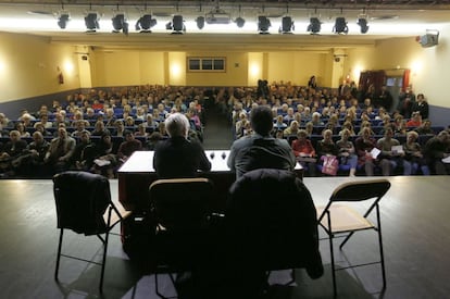 La primera teniente de alcalde y el director de la OMIC de Leganés, en una asamblea con afectados por las clínicas Funnydent.